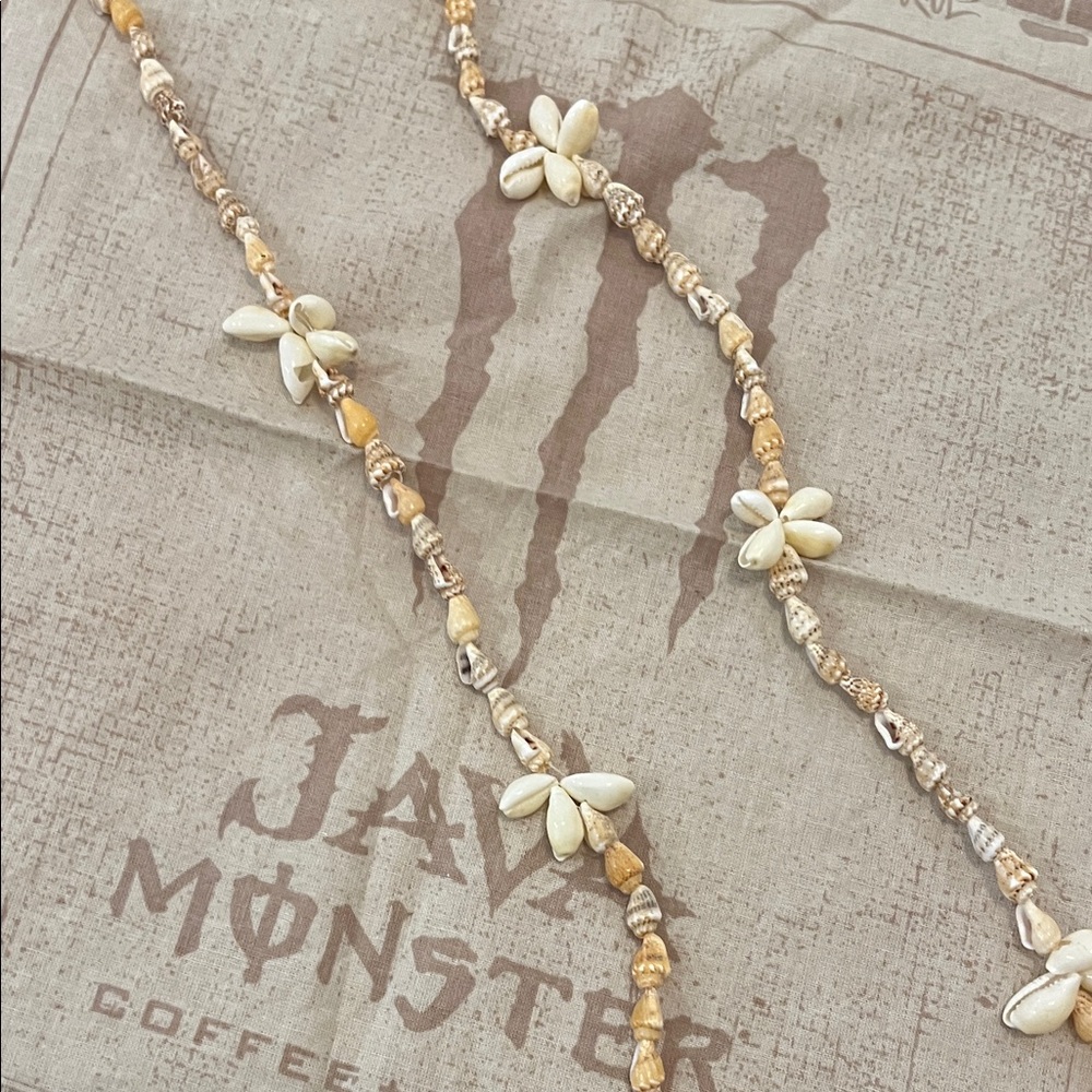 Natural Shell Flower Necklace - Picture 4 of 5
